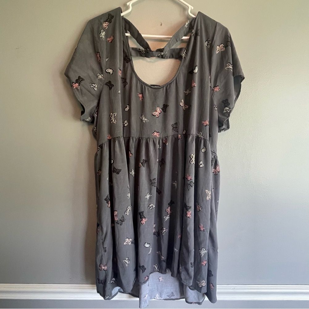 Torrid Women’s Size 4 4X plus size Gray dress with butterflies